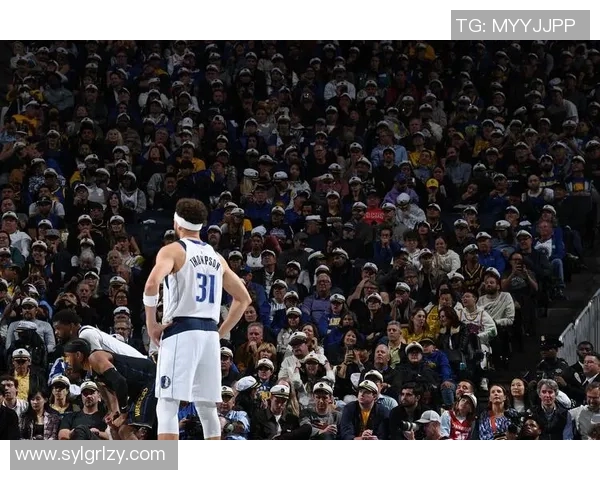 足球球星背影的艺术之美：从身影中捕捉他们的传奇与风采